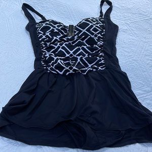 La Blanca ladies swim suit size 10. Super nice suit. Like new